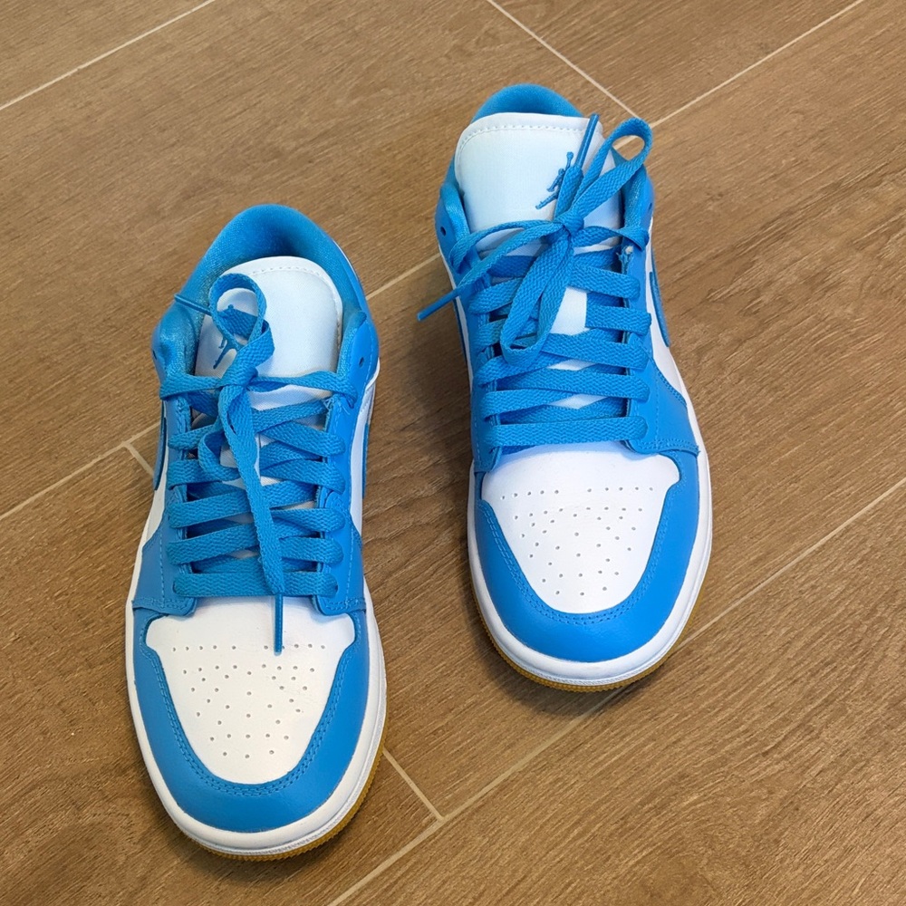 Nike Women's Blue and White Sneakers
